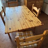 Tavolo da cucina in  abete con 4 sedie impagliate