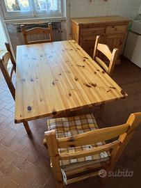 Tavolo da cucina in  abete con 4 sedie impagliate