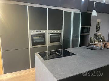 Cucina da Expo ante in pet soft touch colore nero