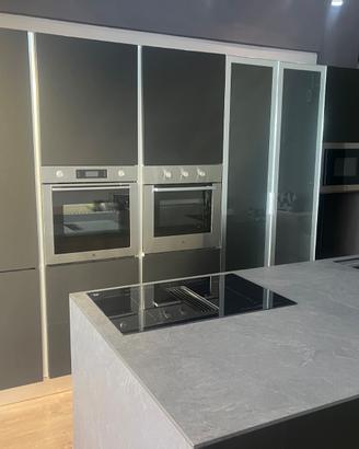 Cucina da Expo ante in pet soft touch colore nero