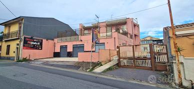 VIA CARRUBELLA ampia bottega 3 luci su strada C/1