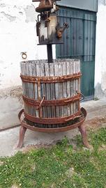 Antico torchio da uva in legno e ferro
