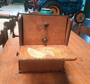 Antica grattugia a manovella in legno