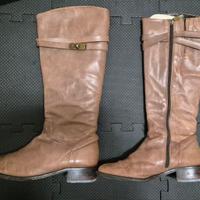 Stivali marroni in pelle.