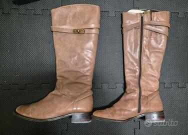 Stivali marroni in pelle.