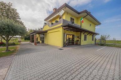 Spaziosa villa sul mare