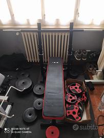 panca con sbarra e pesi