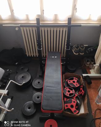 panca con sbarra e pesi