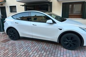 Tesla model Y Long range My 2024 RWD Bianca
