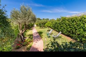 Villa con giardino e posto auto privato
