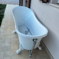 Vasca da bagno bianca con piedini lavorati