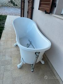 Vasca da bagno bianca con piedini lavorati