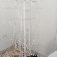 Espositore bianco con ruote per negozio