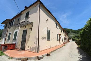 CASA DI CORTE A LARCIANO