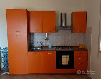 Cucina componibile con elettrodomestici 