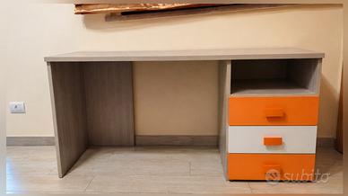 scrivania con cassettiera per cameretta