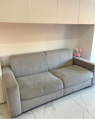 Divano letto grigio chiaro