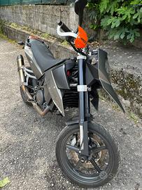 KTM 690 SMC supermoto prestige