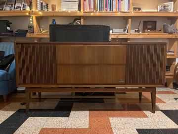 Antico mobile giradischi e radio