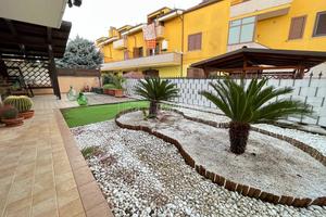 VILLA BIFAMILIARE CON CORTE PRIVATA DI RECENTE COS