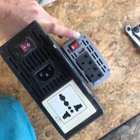 Inverter e separatore di carica batteria auto