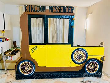 Carrozza d’epoca scenografica in cartone e legno