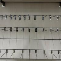 Espositore in legno con accessori e ripiano