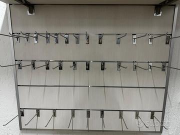 Espositore in legno con accessori e ripiano