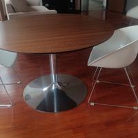 Tavolo moderno in ebano corredato di poltroncine