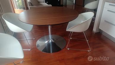 Tavolo moderno in ebano corredato di poltroncine