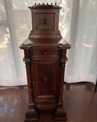 Comodino in legno