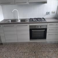 Cucina , tavolo e 4 sedie