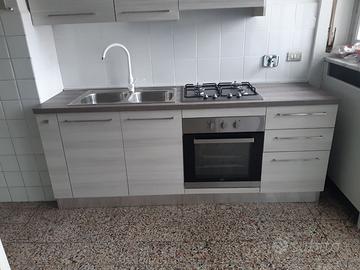 Cucina , tavolo e 4 sedie