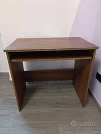 Scrivania porta PC con ripiano estraibile tastiera