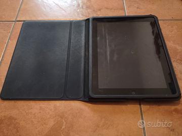 Tablet Apple iPad con custodia non funzionante