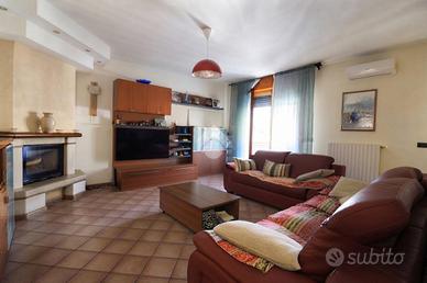 VILLA A SCHIERA CENTRALE A LONGIANO