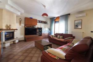 VILLA A SCHIERA CENTRALE A LONGIANO