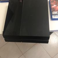 PS 4 usata Con tre giochi E nessun controiler