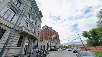 Comoda stanza singola con metro gialla sotto casa