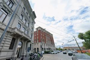 Comoda stanza singola con metro gialla sotto casa