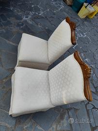 Sedie basse vintage con schienale intagliato 