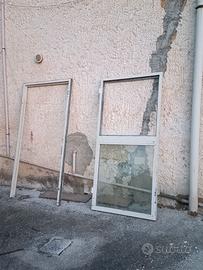 Porta finestra in ferro con serratura e maniglia