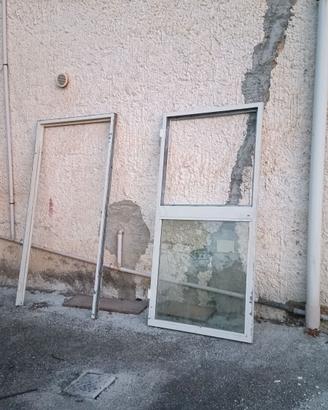 Porta finestra in ferro con serratura e maniglia