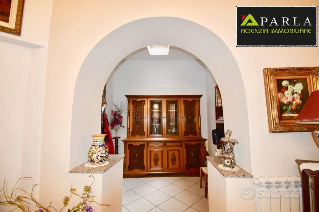 Palazzo / Stabile di 375 m² con più di 5 locali a - Vista 6