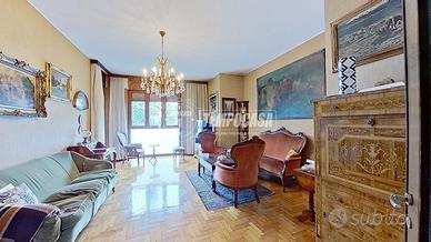 AMPIO QUADRILOCALE CON DOPPI SERVIZI E BOX