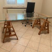 Tavolo con cavalletti e piano in vetro temperato