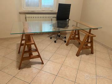 Tavolo con cavalletti e piano in vetro temperato