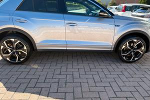 T Roc 1.5 150 R Line + Navigatore e comando