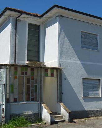 CAPANNONI CON CASA PRIVATA E TERRENO DI PERTINENZA