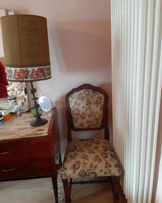 Poltroncina in combinata con paralume d’epoca